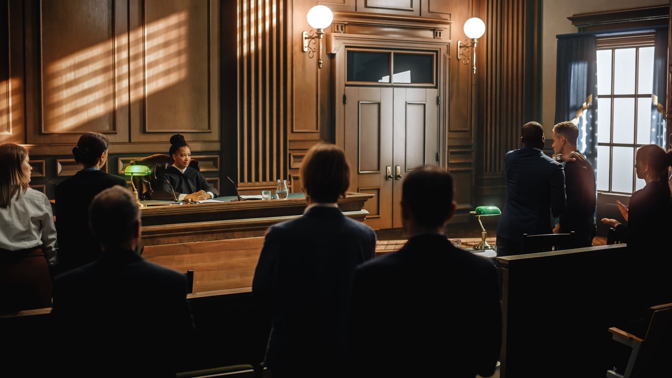 Self-Defense on Trial: What State v. McKee Means for Your Defense in Louisiana 2 A courtroom during a criminal trial in Louisiana, where defendants have the right to present a complete self-defense claim.